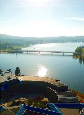 Panoramic view of Canberra featuring Lake Burley Griffin, the Molonglo River and the National Library of Australia.