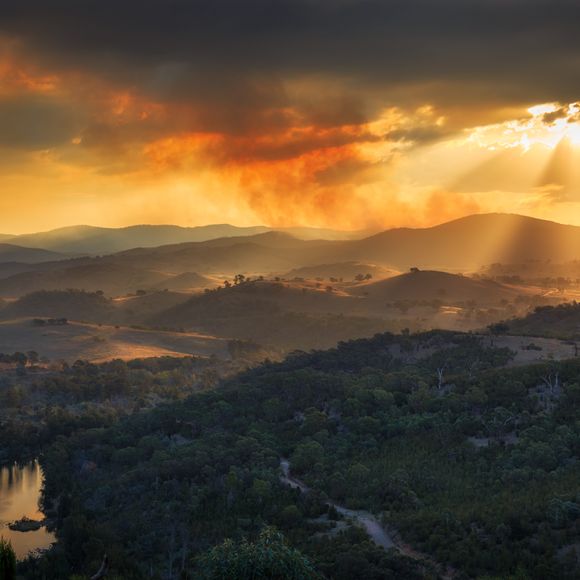 The setting sun from Shepherds Lookout over the Brindabella ranges.